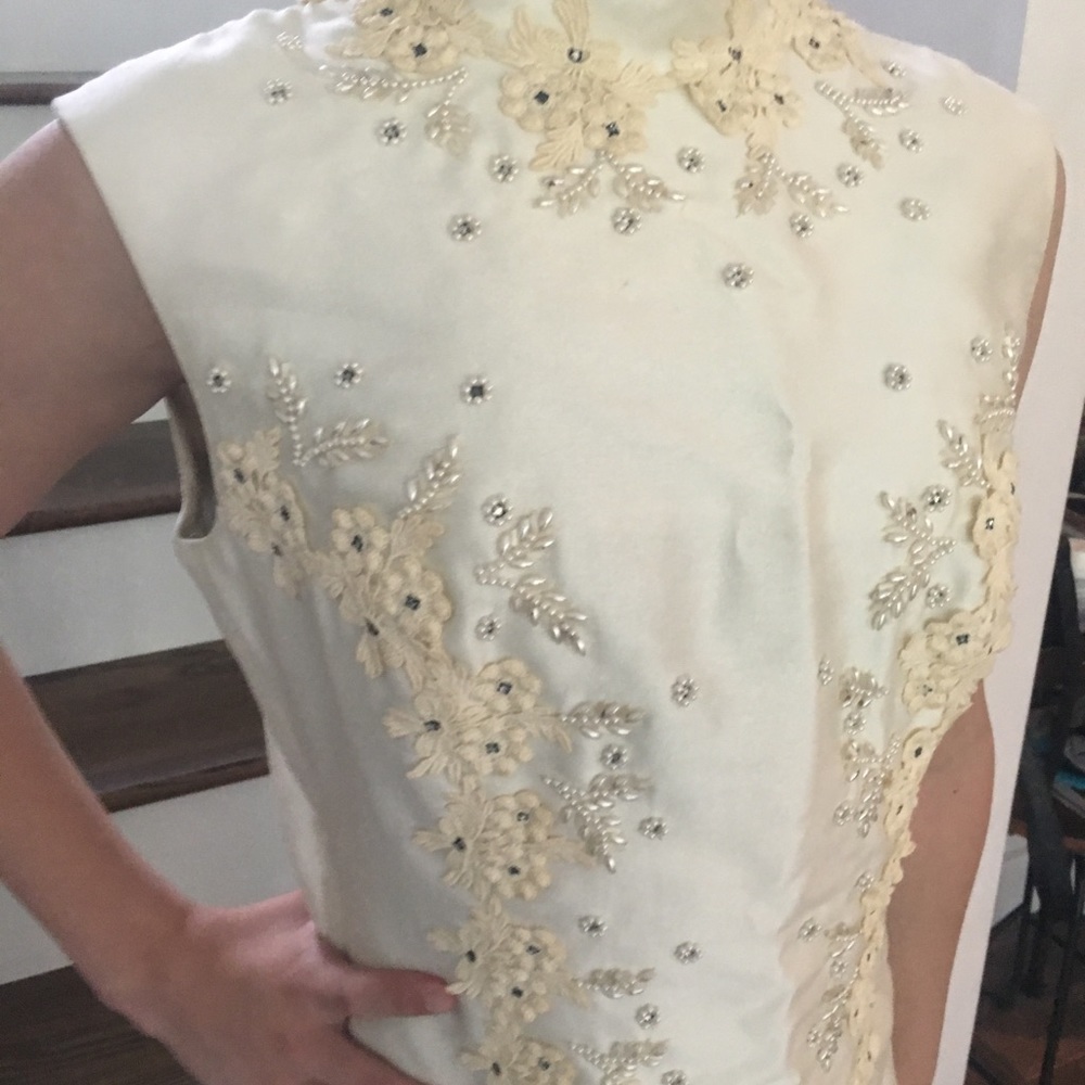 High-Neck Ivory Wedding Gown with Delicate Lace Trim - Picture 3 of 8